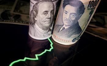 الدولار يصعد مجددًا دافعًا الين للانخفاض أكثر 