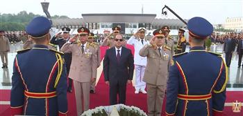 الرئيس السيسي يضع إكليلا من الزهور على النصب التذكاري لشهداء القوات المسلحة (فيديو)