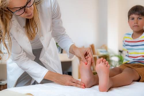 أسباب وعلاج القدم المسطحة