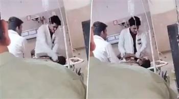 طبيب يضرب مريضًا بعدما كتم عنه سرًا خطيرًا (فيديو)