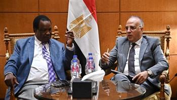 على هامش أسبوع القاهرة السادس للمياه .. سويلم يلتقي وزير المياه والبيئة بجمهورية أوغندا 