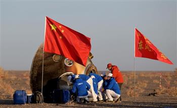 عودة 3 رواد فضاء صينيين إلى الأرض بعد مهمة استغرقت 5 أشهر 
