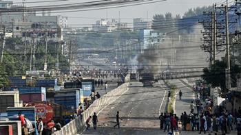 مواجهات بين الشرطة وعمال بقطاع صناعة الملابس في بنجلادش 