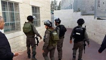 الاحتلال الإسرائيلي يحتجز مُديرا ومُعلمي مدرسة جنوبي الضفة الغربية