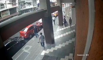 خلال 8 ثوانِ فقط.. عملية سرقة غريبة في شارع بالإكوادور (فيديو)
