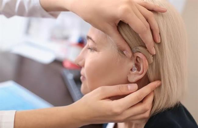 الفرق بين سماعة الأذن التقليدية وزراعة الوقعة