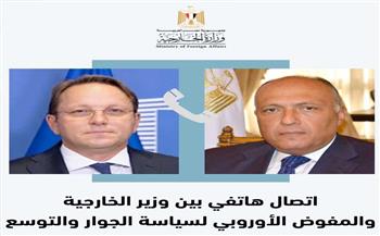 وزير الخارجية وفاريلي يؤكدان استراتيجية العلاقات بين مصر والاتحاد الأوروبي