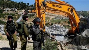 الاحتلال الإسرائيلي يعتقل فلسطينينا ويوقف العمل ببناء جدار استنادي جنوب الخليل