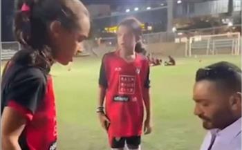 بفيديو طريف.. تامر حسنى يفاجئ ابنته تاليا فى تدريبات الكرة