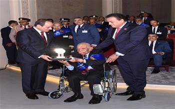 لفتة إنسانية من الرئيس السيسي خلال تكريم اللواء عاطف عبد الغفار