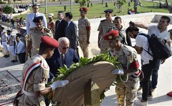 محافظ بورسعيد وقائد الجيش الثاني  يضعان إكليلا من الزهور على النصب التذكاري للشهداء احتفالًا باليوبيل الذهبي