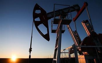 النفط يتكبد أكبر خسائر أسبوعية منذ مارس وبرنت يهبط 11%