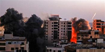 الاحتلال يقصف بناية سكنية في غزة ويدمرها بالكامل