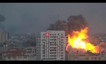 قصف إسرائيلي يدمر برجا فى وسط غزة