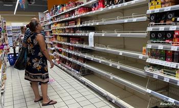 اختفاء السلع الغذائية الأساسية بالمتاجر الإسرائيلية جراء التدافع على شرائها وتخزينها