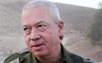 وزير الدفاع الإسرائيلي يأمر بتسليح المستوطنين استعدادًا لإجلاء بلدات على الحدود اللبنانية