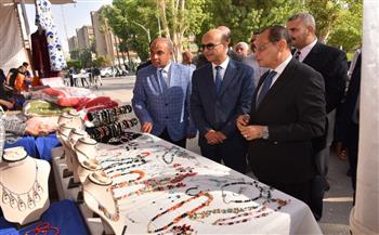رئيس جامعة أسيوط يفتتح معرض مستلزمات المدارس والأسرة المصرية