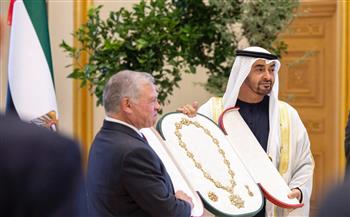 رئيس الإمارات يمنح العاهل الأردني «وسام زايد»