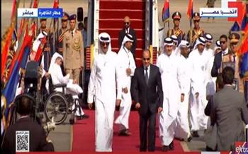 الرئيس السيسي يستقبل أمير دولة قطر لدى وصوله إلى القاهرة