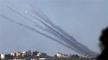 حماس تطلق صواريخ في عمق إسرائيل.. وصفارات الإنذار تدوي