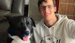 كلب ينقذ حياة مراهق أصيب بسكتة دماغية في منزله