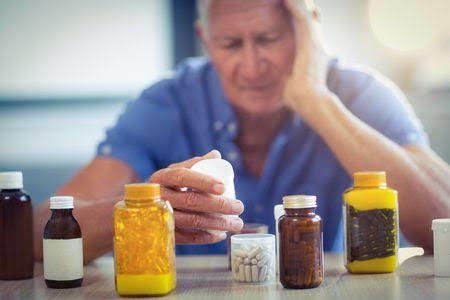 إلى السادة كبار السن أية أدوية بدون موافقة الطبيب خطأ قاتل