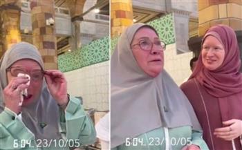 رد فعل بريطانية لحظة رؤيتها للكعبة بعد يومين من دخولها في الإسلام| فيديو