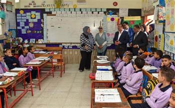 محافظ الإسكندرية يتفقد سير العملية التعليمية بمدرسة الطليعة الابتدائية بحي غرب