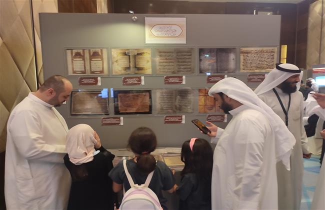 إقبال كبير على جناح «البحوث الإسلامية» بمعرض: «في صحف مكرمة» بالكويت
