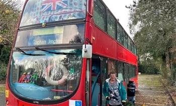 بريطاني يحوّل حافلة بطابقين إلى منزل أحلامه (صور)