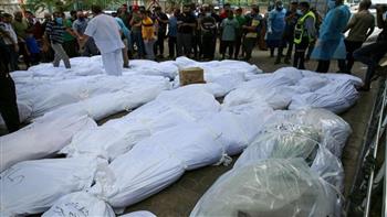 دفن 170 شهيدًا بمقبرة جماعية في ساحة مجمع الشفاء بغزة