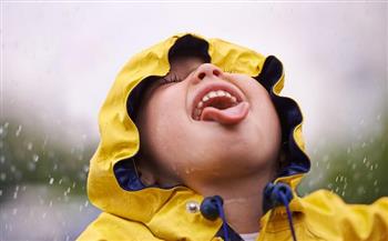 مع تساقط الأمطار.. 7 نصائح للحفاظ على سلامة طفلك