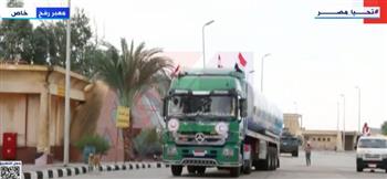 شاهد.. لحظة دخول أول شاحنة وقود من معبر رفح إلى قطاع غزة