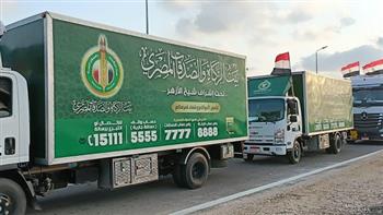 محافظ شمال سيناء يشارك الشباب المتطوعين في تعبئة المساعدات لغزة 