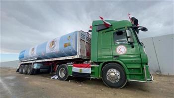 وصول أول شاحنة وقود إلى قطاع غزة عبر الأراضي المصرية
