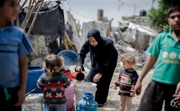 الجارديان: استمرار التصعيد العسكري في غزة يفاقم معاناة السكان جراء نقص الماء والغذاء