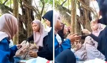 فيديو.. ضيف غير متوقع يفاجئ أسرة أثناء تناولها الطعام في الغابة