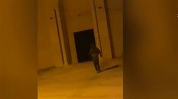 بالفيديو.. جندي إسرائيلي يلقي قنبلة داخل مسجد أثناء إقامة الصلاة