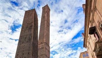 خبراء يحذرون من انهيار برج غاريسيندا الشهير في إيطاليا