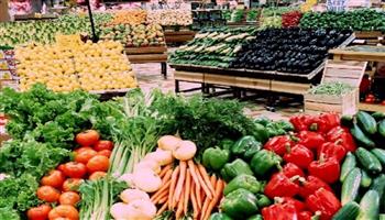 تراجع الطماطم والبصل.. تباين أسعار الخضروات والفاكهة اليوم