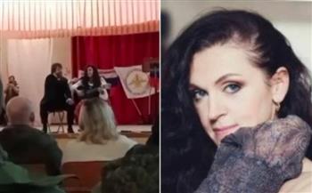 بالفيديو.. لحظة مقتل ممثلة روسية وهي تغني على المسرح بقصف أوكراني