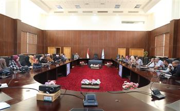 سكرتير عام محافظة البحر الأحمر يترأس اجتماع المجلس الإقليمي للسكان