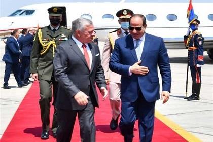 السيسي يودع العاهل الأردني عقب زيارته للقاهرة
