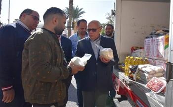 محافظ بورسعيد يتفقد المنافذ المتنقلة لمبادرة تخفيض الأسعار لتوفير السلع للمواطنين