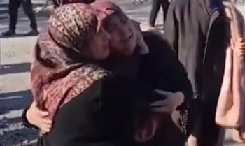 «حد يرد يامّا».. أم فلسطينية تبحث عن أبنائها الخمسة تحت ركام منزلها| فيديو 