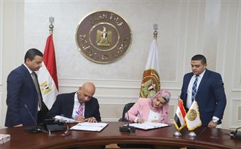 توقيع برتوكول تعاون بين وزارة العمل و"مصر للطيران" لتنفيذ الخدمات التي تحتاجها الوزارة