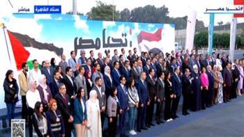 الرئيس السيسي يتوسط صورة تذكارية للمشاركين في الفعالية المصرية لدعم فلسطين 