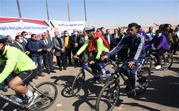 أحمد جمال يطلق شارة بدء ماراثون الدراجات بالوادي الجديد