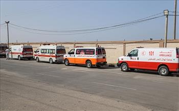 سيارات إسعاف تتوجه من خانيونس إلى مدينة غزة لنقل المرضى والمصابين