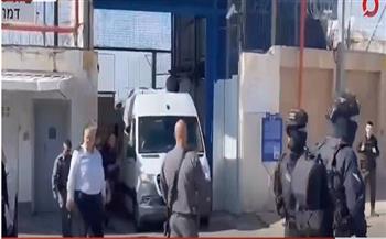 لحظة نقل الأسرى الفلسطينيين لسجن عوفر تمهيدا للإفراج عنهم «فيديو»